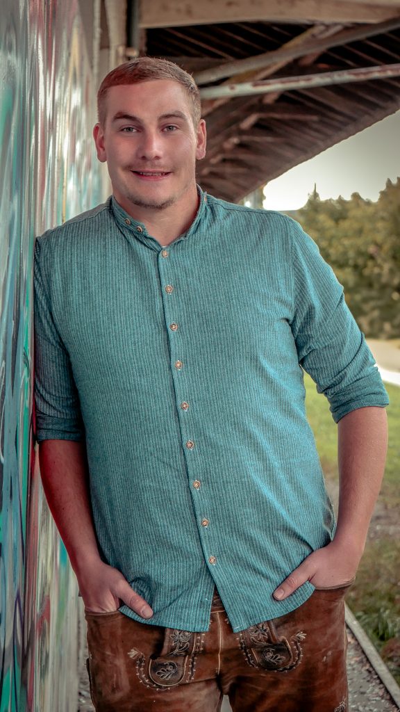 OFF-BEAT Musiker Portrait in Lederhosen Bayern