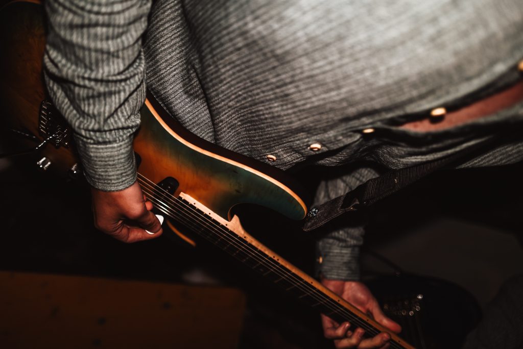 Gitarrist der Partyband OFF-BEAT beim Live-Auftritt Volksfest in Niederbayern