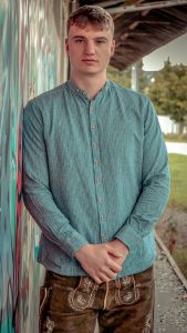 Bassspieler der Partyband OFF-BEAT aus Niederbayern beim Live-Event