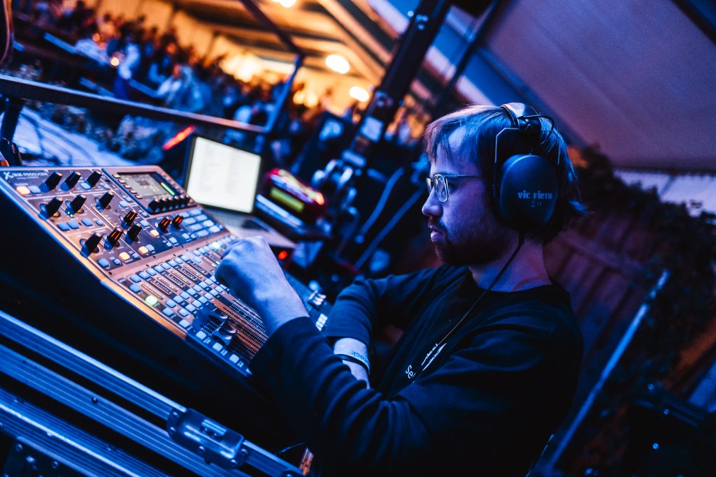 Professionelle Live-Soundtechnik der Partyband OFF-BEAT aus Niederbayern – jetzt Kontakt aufnehmen.