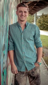 Leadgitarrist der Partyband OFF-BEAT aus Niederbayern beim Live-Konzert.