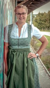 Sängerin der Partyband OFF-BEAT aus Niederbayern bei einem Live-Auftritt