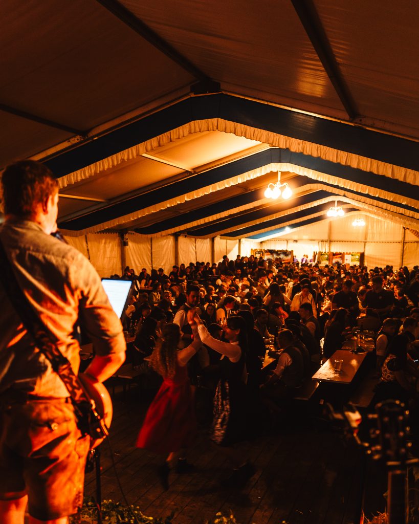 Partyband OFF-BEAT live auf einem bayerischen Volksfest mit tanzendem Publikum.